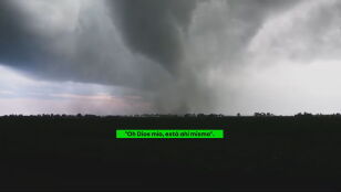 La imprudencia de un hombre que arriesga su vida por retransmitir en directo tornados en Illinois