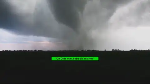 La imprudencia de un hombre que arriesga su vida por retransmitir en directo tornados en Illinois La imprudencia de un hombre que arriesga su vida por retransmitir en directo tornados en Illinois