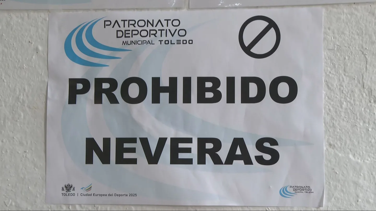 Rebelión en las piscinas de Toledo: prohíben acceder con neveras aunque se puede llevar bebida y comida Rebelión en las piscinas de Toledo: prohíben acceder con neveras aunque se puede llevar bebida y comida