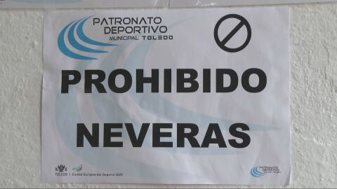 Rebeli&oacute;n en las piscinas de Toledo: proh&iacute;ben acceder con neveras aunque se puede llevar bebida y comida