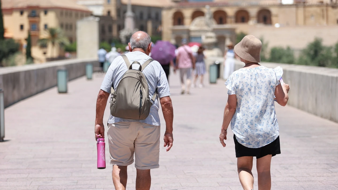 Personas caminando por el Puente Romano de Córdoba bajo el calor. Personas caminando por el Puente Romano de Córdoba bajo el calor.
