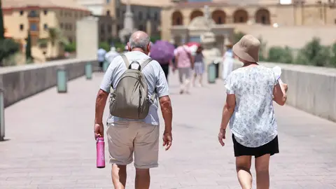 Personas caminando por el Puente Romano de Córdoba bajo el calor. Personas caminando por el Puente Romano de Córdoba bajo el calor.