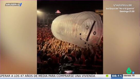 Katy Perry se lanza al p&uacute;blico dentro de una botella gigante en pleno concierto en Santiago de Compostela