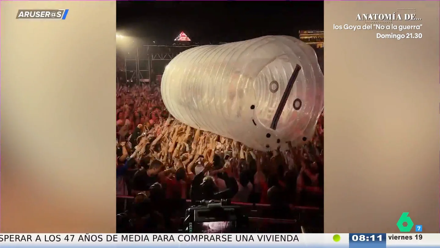 Katy Perry se lanza al público dentro de una botella gigante en pleno concierto en Santiago de Compostela Katy Perry se lanza al público dentro de una botella gigante en pleno concierto en Santiago de Compostela