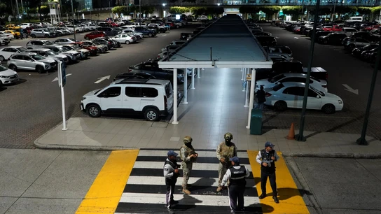 Miembros de las Fuerzas Armadas de Ecuador montan guardia tras un ataque armado en el Aeropuerto Internacional José Joaquín de Olmedo, en Guayaquil. Miembros de las Fuerzas Armadas de Ecuador montan guardia tras un ataque armado en el Aeropuerto Internacional José Joaquín de Olmedo, en Guayaquil.