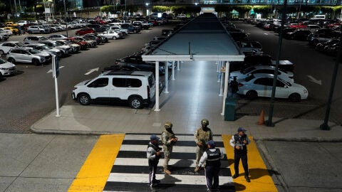 Miembros de las Fuerzas Armadas de Ecuador montan guardia tras un ataque armado en el Aeropuerto Internacional Jos&eacute; Joaqu&iacute;n de Olmedo, en Guayaquil.