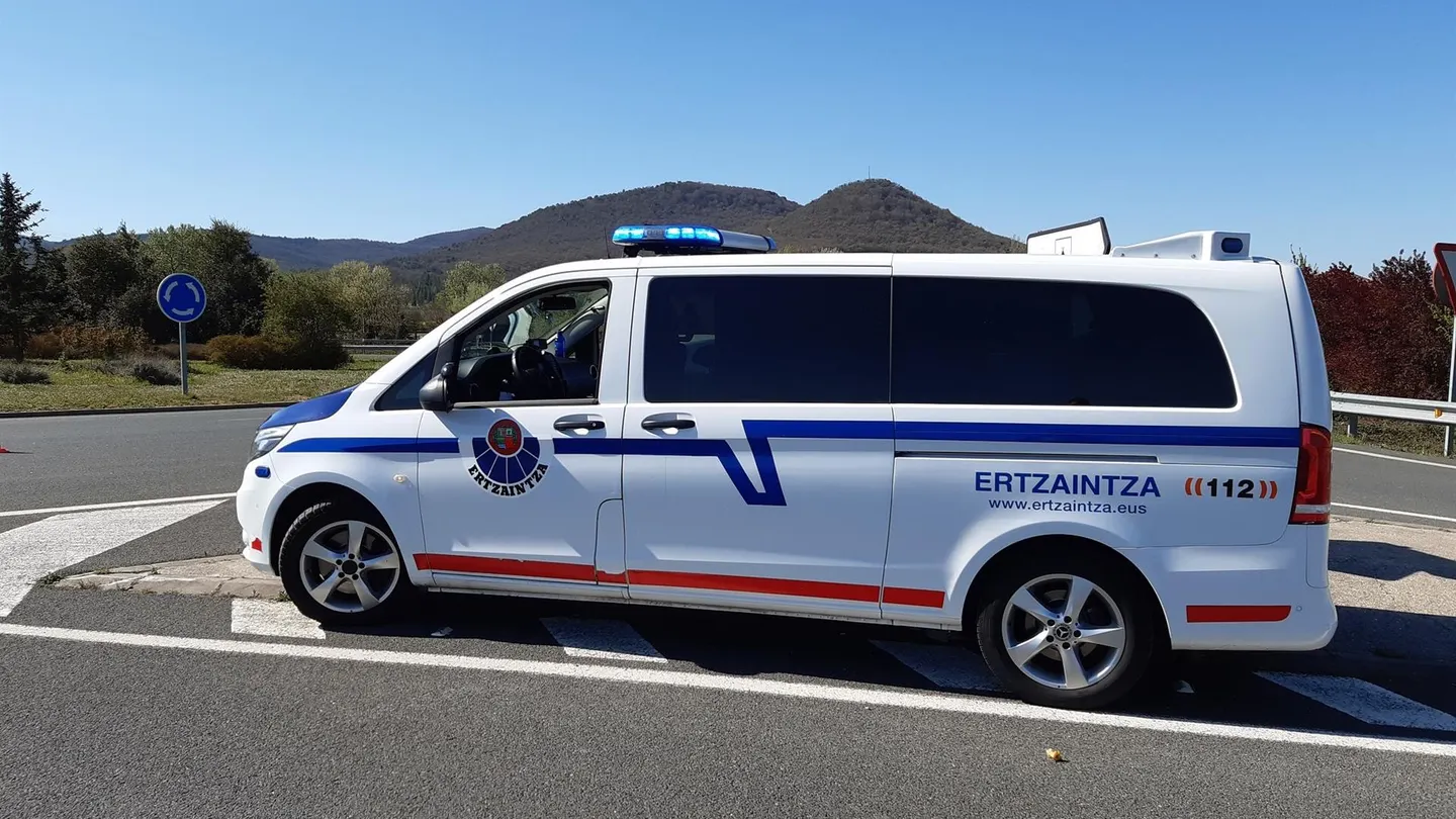 Seis menores hospitalizados por un golpe de calor al averiarse el autobús en el que viajaban en Álava. Seis menores hospitalizados por un golpe de calor al averiarse el autobús en el que viajaban en Álava.