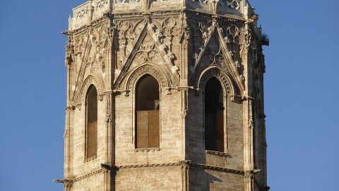 Ventanales de la sala de campanas de la torre del Miguelete o Micalet, de la catedral de Valencia, España
