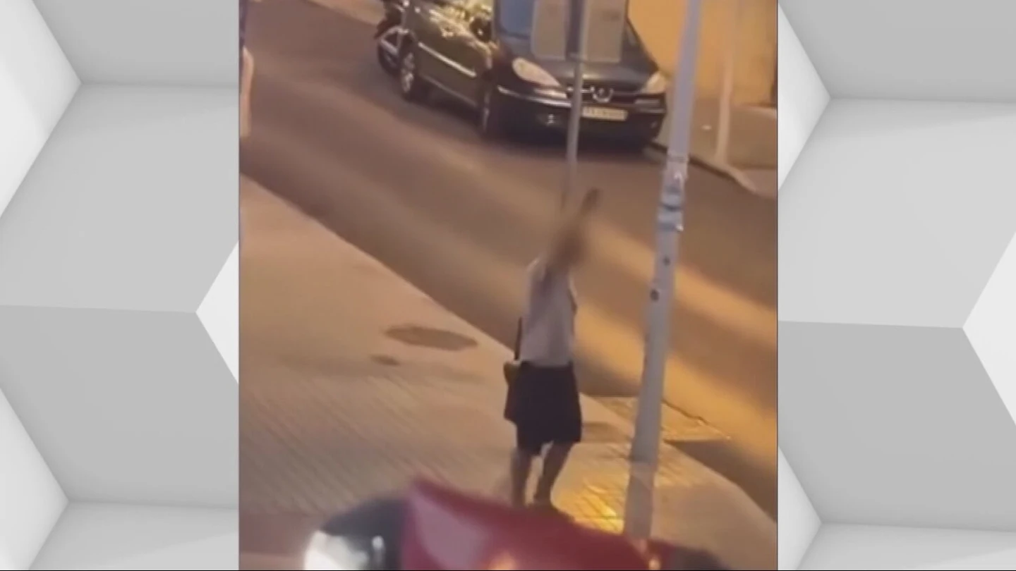 Abucheos, insultos y saludos nazis a metros de la Policía: el odio mancha el desfile del Orgullo en Córdoba Abucheos, insultos y saludos nazis a metros de la Policía: el odio mancha el desfile del Orgullo en Córdoba