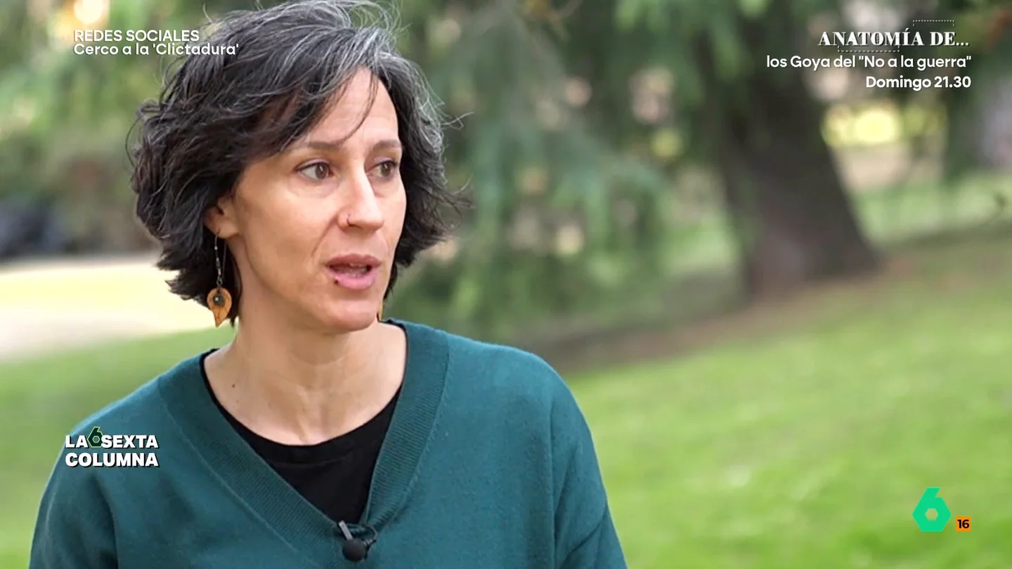 Laura Sánchez, del 'Movimiento Off': "Es raro mantener una conversación de adultos sin que alguien pare a ver el teléfono" Decidió desinstalar varias aplicaciones de su teléfono móvil para controlar el uso que hacía del dispositivo. Desde que lo hizo, como expone, "un poco de alivio y más libertad".