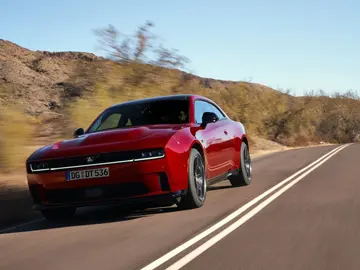 Mientras se pierde cada vez más la esencia de los coches, el músculo americano con el sello de Dodge vuelve a Europa Mientras se pierde cada vez más la esencia de los coches, el músculo americano con el sello de Dodge vuelve a Europa