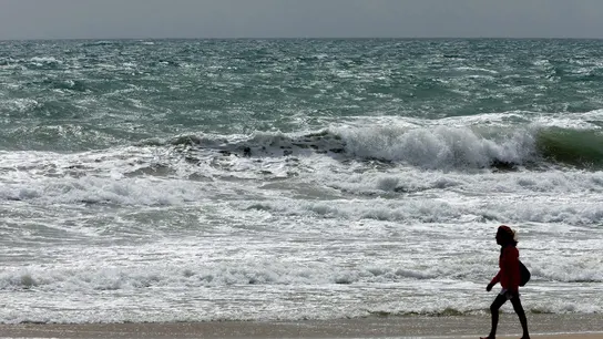 Muere un menor y otros dos están en estado crítico tras bañarse en una playa de Tarragona con bandera amarilla Muere un menor y otros dos están en estado crítico tras bañarse en una playa de Tarragona con bandera amarilla