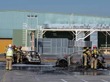 Así es el sistema 'Fireman Access': la gran solución de Renault frente al incendio de baterías Así es el sistema 'Fireman Access': la gran solución de Renault frente al incendio de baterías