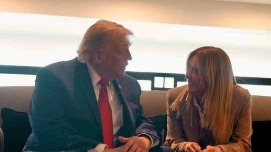 El presidente de Estados Unidos, Donald Trump, habla con la primera ministra de Italia, Giorgia Meloni, durante el G7 El presidente de Estados Unidos, Donald Trump, habla con la primera ministra de Italia, Giorgia Meloni, durante el G7