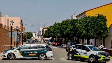 Coches de la Guardia Civil y la Polic&iacute;a Local en Gerena (Sevilla)