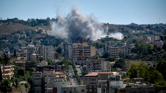 Vista de los bombardeos del ejercito israel&iacute; de este viernes sobre la ciudad de Nabatieh