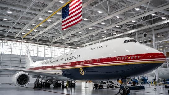 Fotograf&iacute;a difundida por la Fuerza &Aacute;rea de EE.UU. del nuevo Air Force One, un Boeing 747-8, en su primera exhibici&oacute;n p&uacute;blica este viernes, en la Base Conjunta Andrews, el aer&oacute;dromo militar situado a las afueras de Washington (EE.UU.)