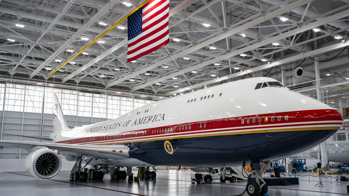 Fotografía difundida por la Fuerza Área de EE.UU. del nuevo Air Force One, un Boeing 747-8, en su primera exhibición pública este viernes, en la Base Conjunta Andrews, el aeródromo militar situado a las afueras de Washington (EE.UU.) Fotografía difundida por la Fuerza Área de EE.UU. del nuevo Air Force One, un Boeing 747-8, en su primera exhibición pública este viernes, en la Base Conjunta Andrews, el aeródromo militar situado a las afueras de Washington (EE.UU.)