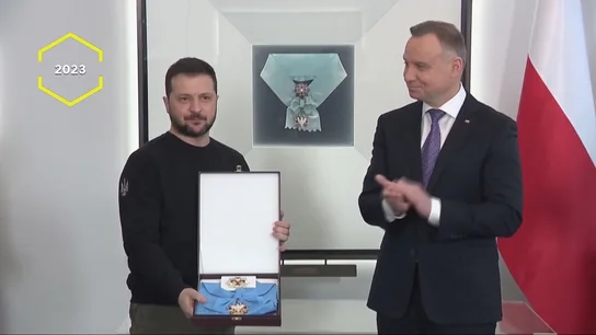 La devolución de la máxima condecoración polaca por parte de Zelenski agrava la crisis entre Varsovia y Kyiv. La devolución de la máxima condecoración polaca por parte de Zelenski agrava la crisis entre Varsovia y Kyiv.