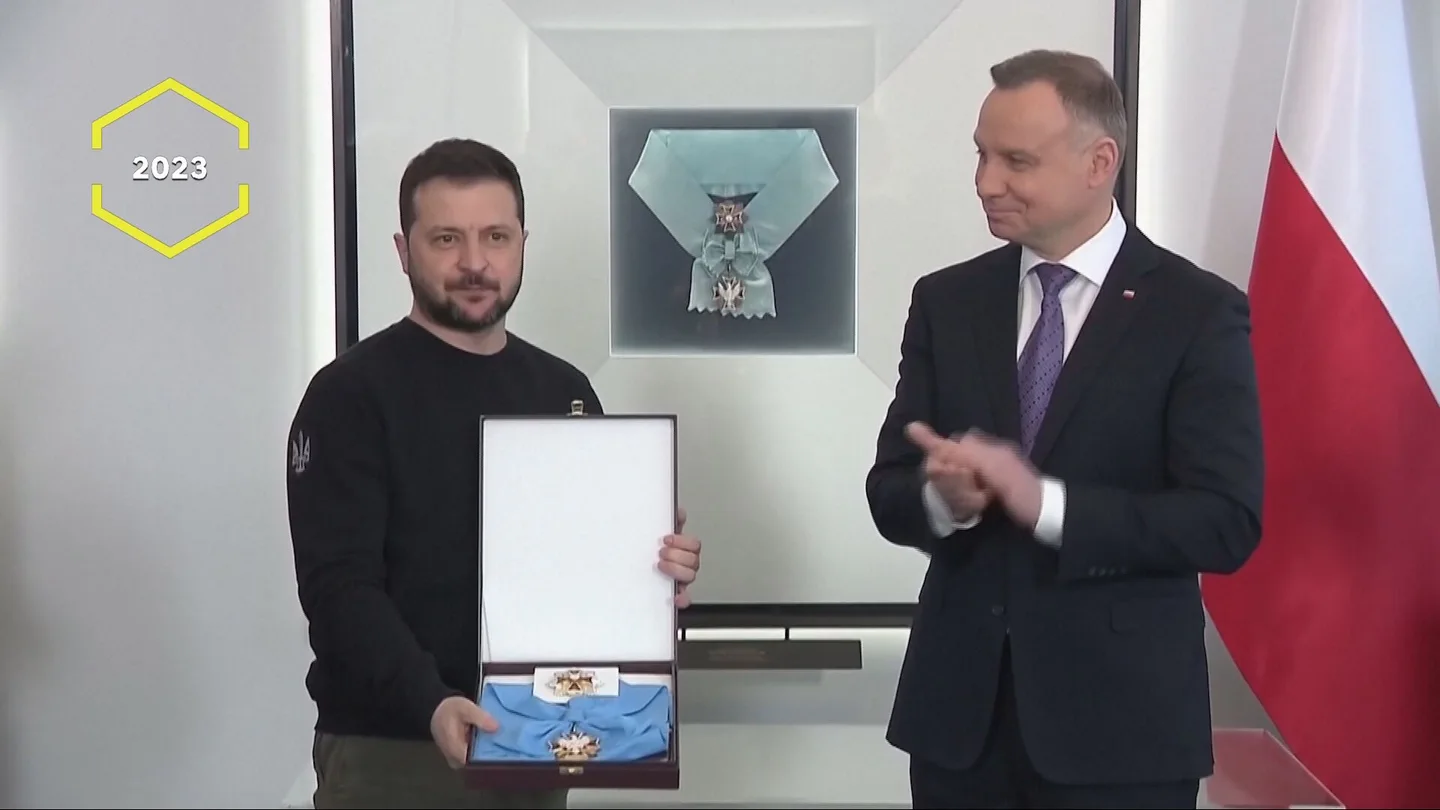 La devolución de la máxima condecoración polaca por parte de Zelenski agrava la crisis entre Varsovia y Kyiv. La devolución de la máxima condecoración polaca por parte de Zelenski agrava la crisis entre Varsovia y Kyiv.