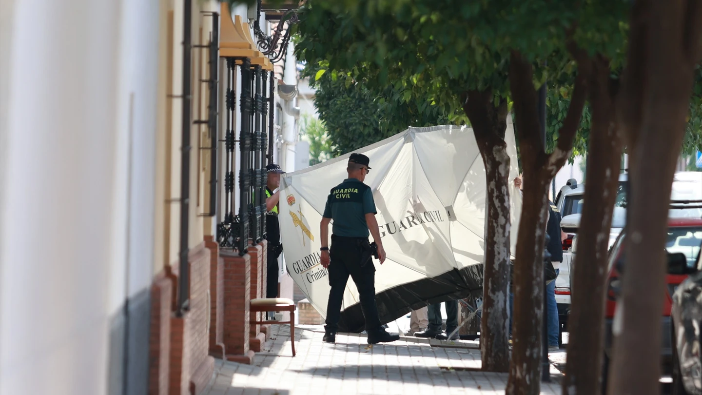 Así fue el crimen que ha conmocionado a Gerena: un padre mata presuntamente a su hija y después se quita la vida. Así fue el crimen que ha conmocionado a Gerena: un padre mata presuntamente a su hija y después se quita la vida.