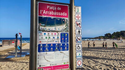 Imagen de un cartel en la playa de l'Arrabassada (Tarragona) donde han muerto dos menores de edad
