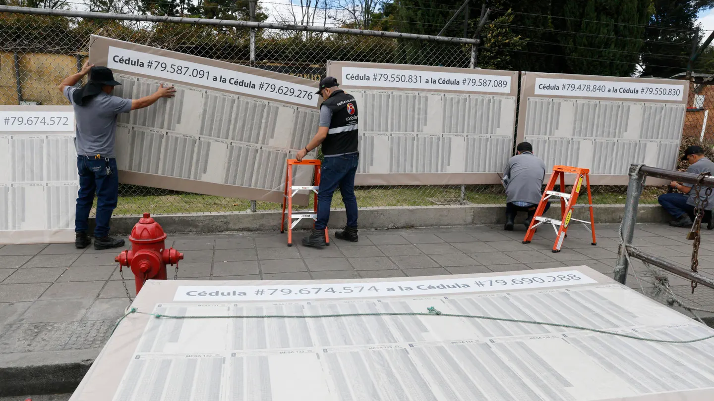 Personas preparan un puesto de votación en Colombia Personas preparan un puesto de votación en Colombia