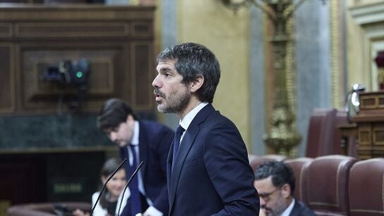 El ministro de Cultura, Ernest Urtasun, durante una sesi&oacute;n plenaria, en el Congreso de los Diputados.