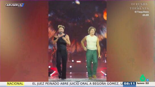 El v&iacute;deo de Manuel Carrasco y David Bisbal cantado por sorpresa 'La reina del baile' en Sevilla