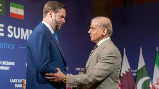 El vicepresidente de Estados Unidos, JD Vance, y el primer ministro de Pakistán, Shehbaz Sharif, durante las conversaciones entre Estados Unidos e Irán celebrada en el complejo turístico de Bürgenstock, Suiza. El vicepresidente de Estados Unidos, JD Vance, y el primer ministro de Pakistán, Shehbaz Sharif, durante las conversaciones entre Estados Unidos e Irán celebrada en el complejo turístico de Bürgenstock, Suiza.