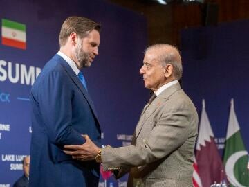 El vicepresidente de Estados Unidos, JD Vance, y el primer ministro de Pakistán, Shehbaz Sharif, durante las conversaciones entre Estados Unidos e Irán celebrada en el complejo turístico de Bürgenstock, Suiza. El vicepresidente de Estados Unidos, JD Vance, y el primer ministro de Pakistán, Shehbaz Sharif, durante las conversaciones entre Estados Unidos e Irán celebrada en el complejo turístico de Bürgenstock, Suiza.