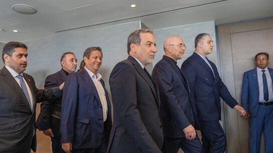 El ministro de Asuntos Exteriores de Ir&aacute;n, Abbas Araqchi, y el presidente del Parlamento iran&iacute;, Mohammed Bagher Ghalibaf, junto con la delegaci&oacute;n de Ir&aacute;n en la Cumbre del Lago de Lucerna