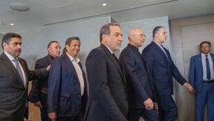 El ministro de Asuntos Exteriores de Ir&aacute;n, Abbas Araqchi, y el presidente del Parlamento iran&iacute;, Mohammed Bagher Ghalibaf, junto con la delegaci&oacute;n de Ir&aacute;n en la Cumbre del Lago de Lucerna