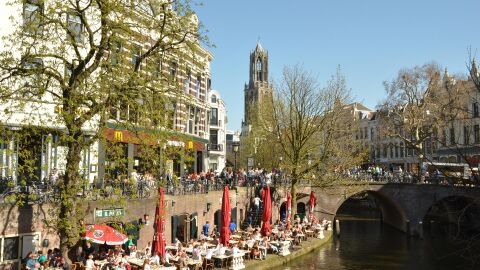 Terrazas en los canales a doble altura de Utrecht