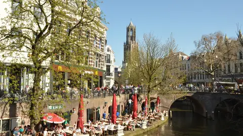 Terrazas en los canales a doble altura de Utrecht Terrazas en los canales a doble altura de Utrecht