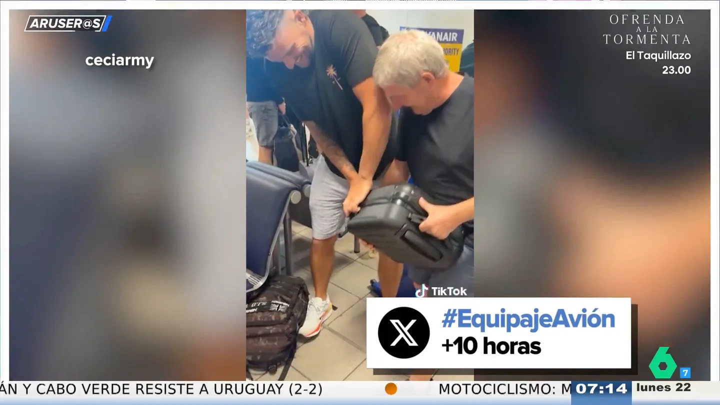 Rompe las ruedas de su maleta en el aeropuerto para no pagarle 70 euros a Ryanair y se hace viral Rompe las ruedas de su maleta en el aeropuerto para no pagarle 70 euros a Ryanair y se hace viral