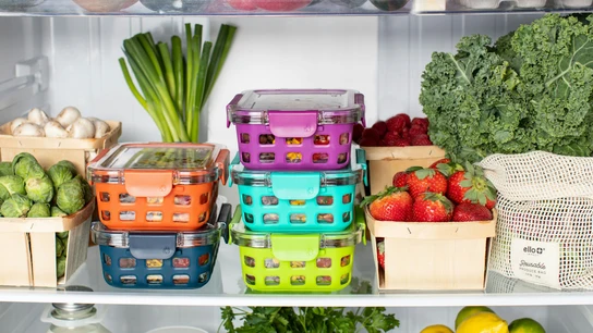 Alimentos en una nevera Alimentos en una nevera