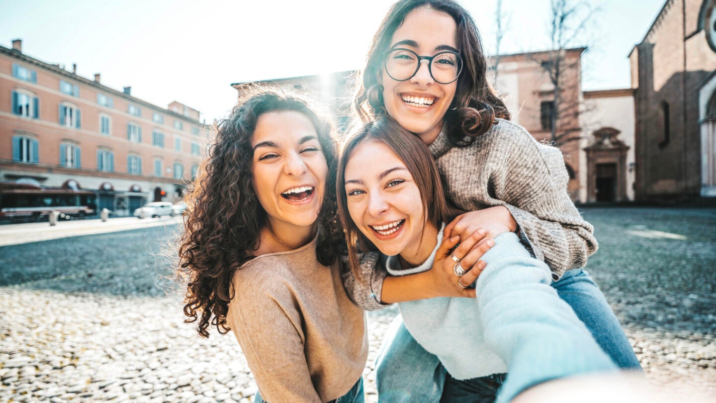 tres chicas j&oacute;venes