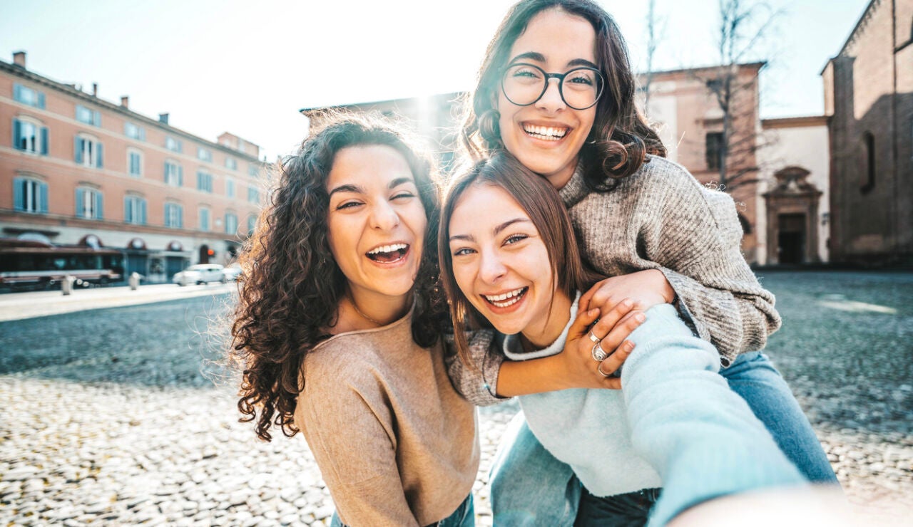 tres chicas j&oacute;venes