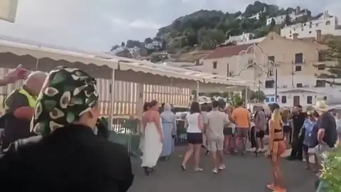 Al menos siete heridos en un atropello en la terraza de un bar de Frigiliana, Málaga Al menos siete heridos en un atropello en la terraza de un bar de Frigiliana, Málaga