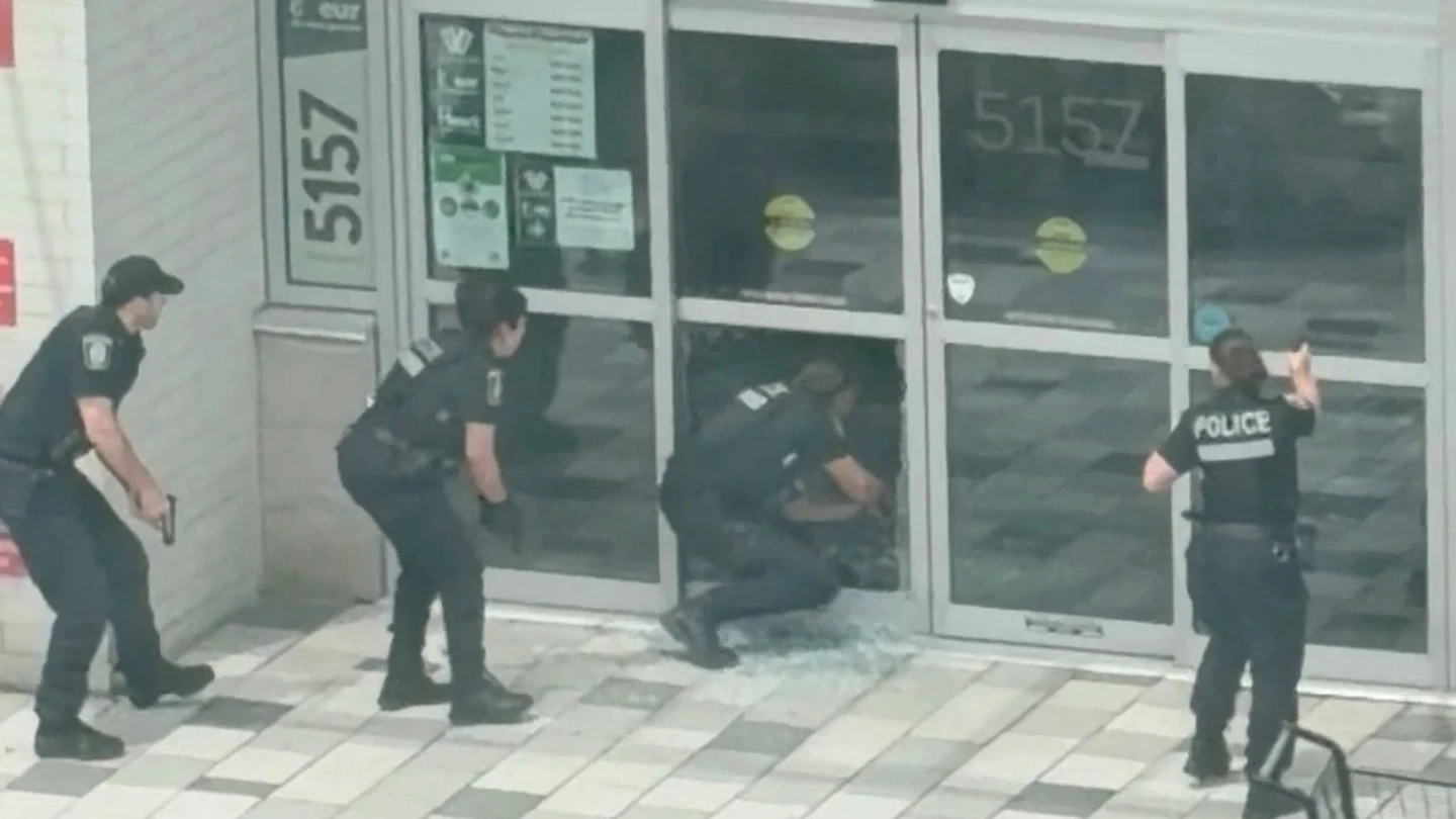 Mueren tres personas, entre ellas un policía, en un tiroteo en la ciudad canadiense de Montreal Mueren tres personas, entre ellas un policía, en un tiroteo en la ciudad canadiense de Montreal