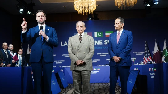 El vicepresidente de Estados Unidos, JD Vance, pronuncia un discurso junto al primer ministro de Pakistán y el primer ministro y ministro de Asuntos Exteriores de Qatar. El vicepresidente de Estados Unidos, JD Vance, pronuncia un discurso junto al primer ministro de Pakistán y el primer ministro y ministro de Asuntos Exteriores de Qatar.