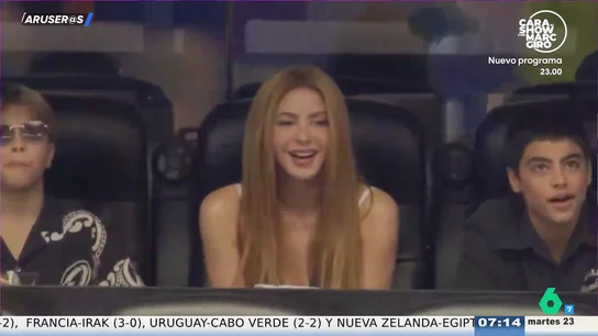 La ovación a Shakira con sus hijos en pleno partido de Argentina contra Austria en el Mundial La ovación a Shakira con sus hijos en pleno partido de Argentina contra Austria en el Mundial