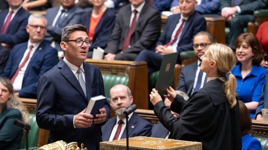 Andy Burnham jura su cargo como diputado en el Parlamento brit&aacute;nico tras la dimisi&oacute;n de Starmer