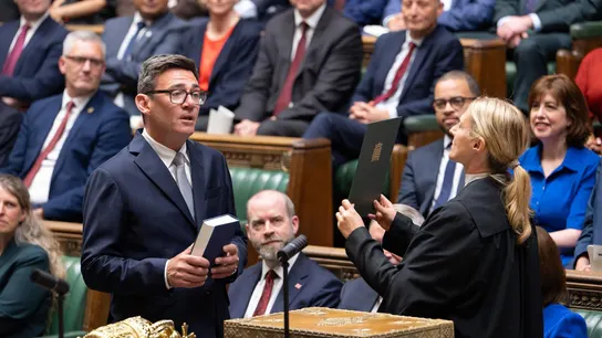 Andy Burnham jura su cargo como diputado en el Parlamento británico tras la dimisión de Starmer Andy Burnham jura su cargo como diputado en el Parlamento británico tras la dimisión de Starmer