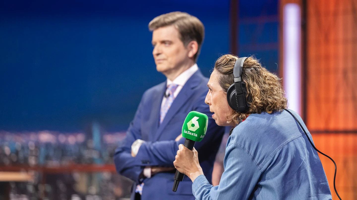 El monólogo de Marc Giró y su 'periodista deportiva' sobre el Mundial: "El ICE se lleva al portero porque es negro y ¡gol!" El monólogo de Marc Giró y su 'periodista deportiva' sobre el Mundial: "El ICE se lleva al portero porque es negro y ¡gol!"