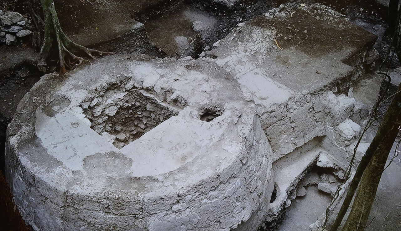 Fotograf&iacute;a que muestra una imagen del hallazgo de una singular estructura ritual maya, en el sitio prehisp&aacute;nico El Tigre
