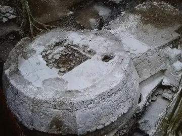 Fotografía que muestra una imagen del hallazgo de una singular estructura ritual maya, en el sitio prehispánico El Tigre Fotografía que muestra una imagen del hallazgo de una singular estructura ritual maya, en el sitio prehispánico El Tigre