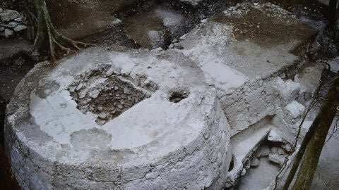 Fotograf&iacute;a que muestra una imagen del hallazgo de una singular estructura ritual maya, en el sitio prehisp&aacute;nico El Tigre