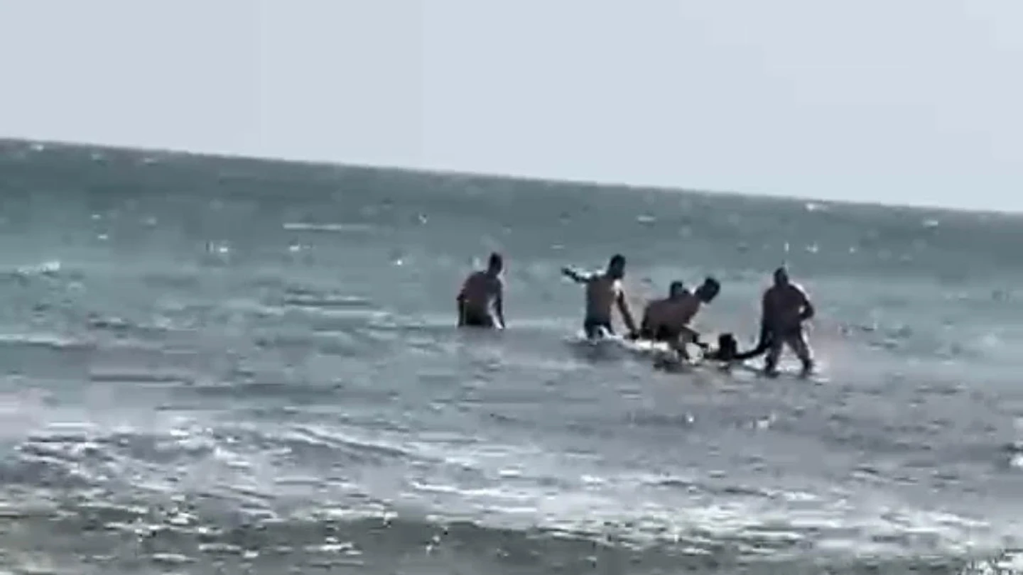 Rescate en el mar del hombre detenido por agredir sexualmente a una mujer en Almería. Rescate en el mar del hombre detenido por agredir sexualmente a una mujer en Almería.